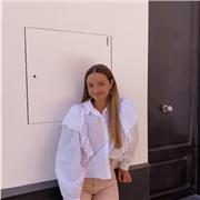 Estudiante imparte clases particulares a niños de primaria